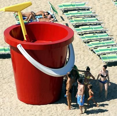 4ab27e9f392ade18f3aa52ea8f339d95  beach bucket beach items