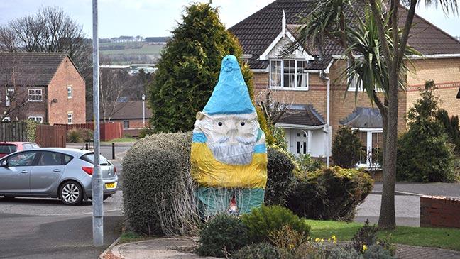 Town plagued by britains biggest garden gnome 136397721148703901 150423163323