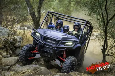 17 Honda Pioneer 1000 5 LE action 08